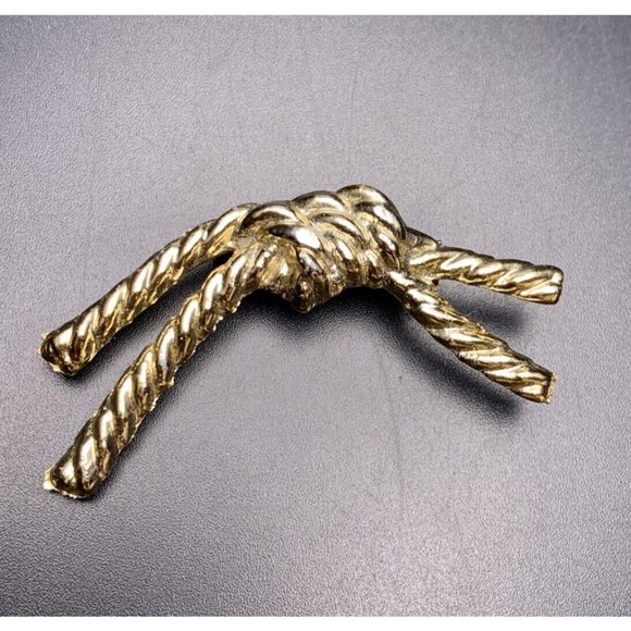 Rope Knot Brooch Pin Gold Tone Tie Tied Look Classic Vintage - Picture 1 of 6